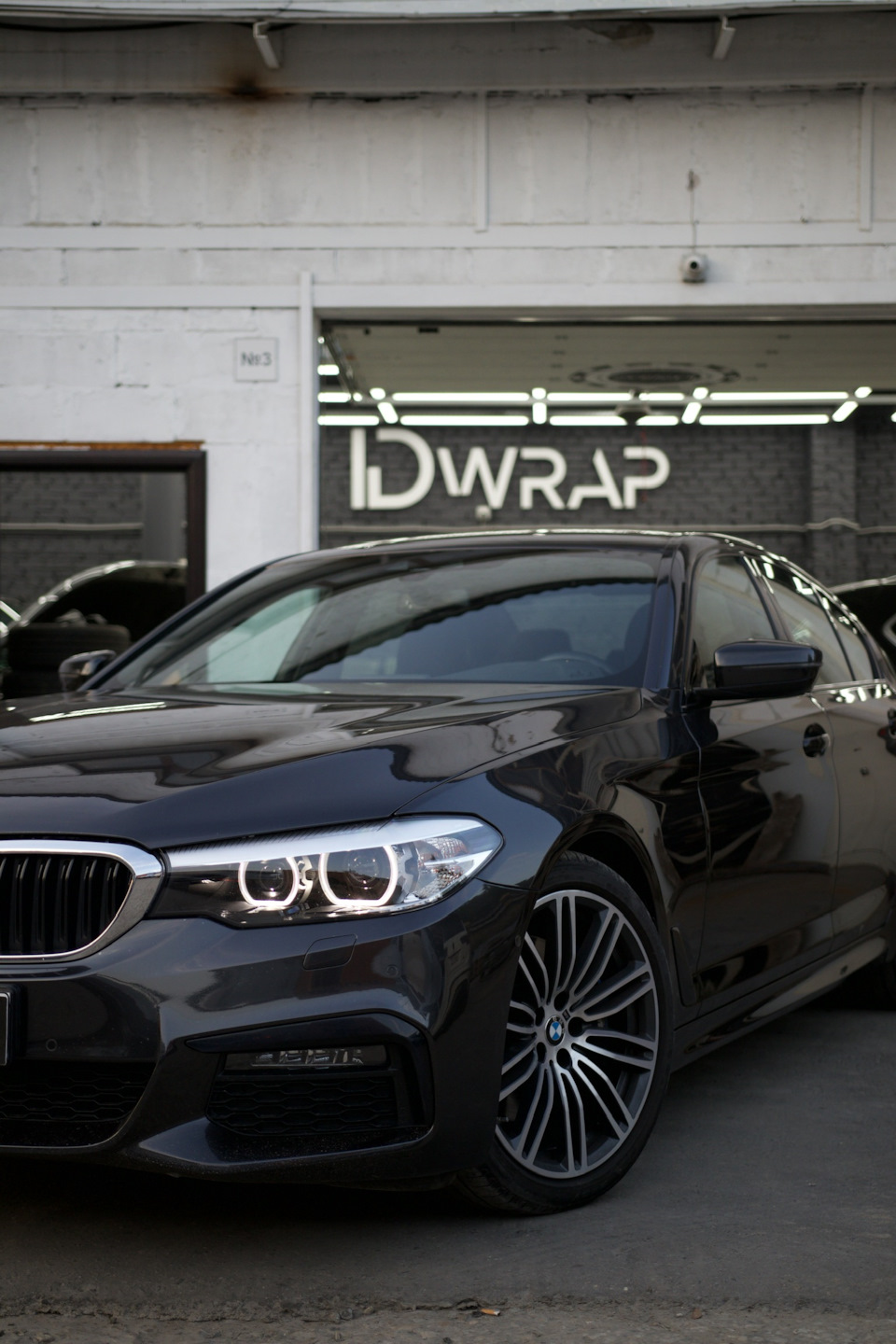 BMW 5 ИЛИ ЗАЧЕМ КЛЕИТЬ АВТО В ПОЛИК ? — IDWrap на DRIVE2