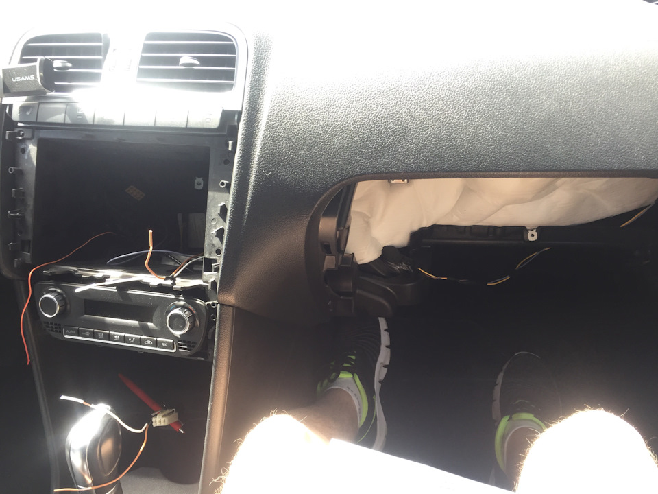 Подсветка пространства ног, свет в бардачке — Volkswagen Polo Sedan, 1 ...