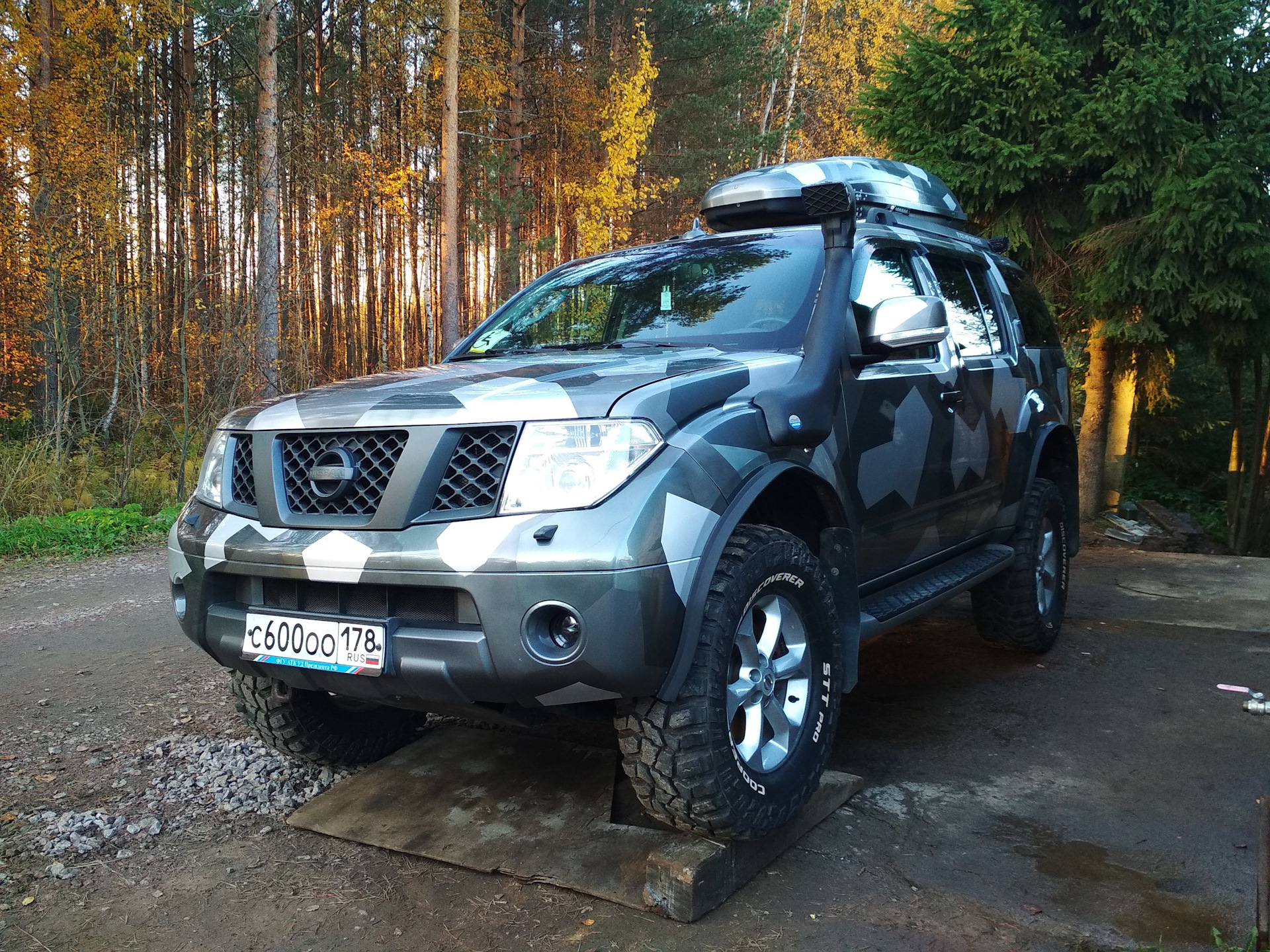 Патфайндер r51 2.5 дизель. Nissan Pathfinder r51 камуфляж. Оранжевый габарит Nissan Pathfinder r51. Ниссан Патфайндер в камуфляже б/у. Ниссан Патфайндер камуфляж фото.