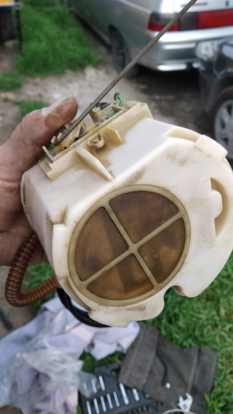 Внизу эту круглую сетку тоже нужно почистить, она снимается. — Ford Tourneo Connect (1G)