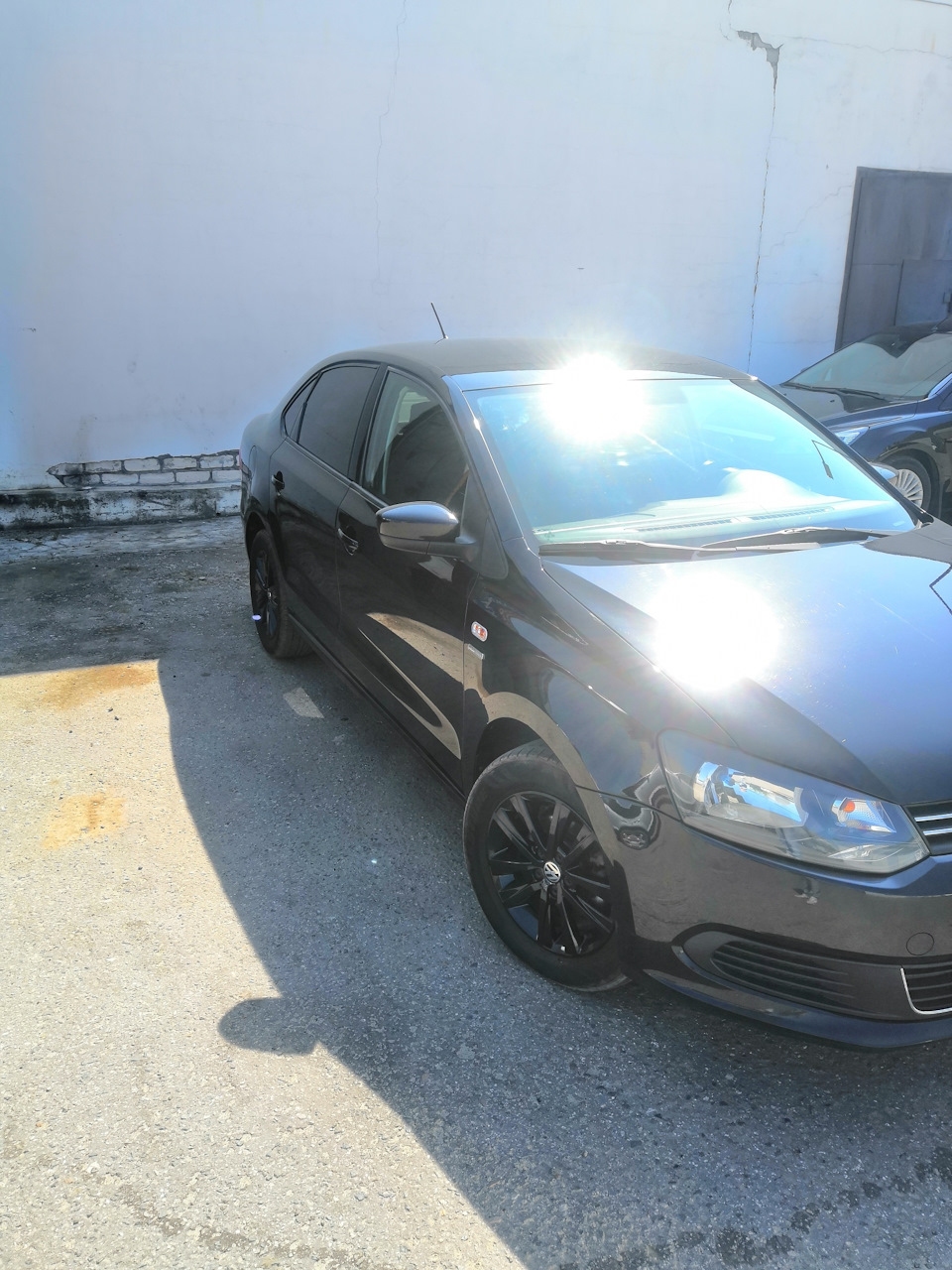 Чёрные диски — Volkswagen Polo Sedan, 1,6 л, 2013 года | колёсные диски |  DRIVE2