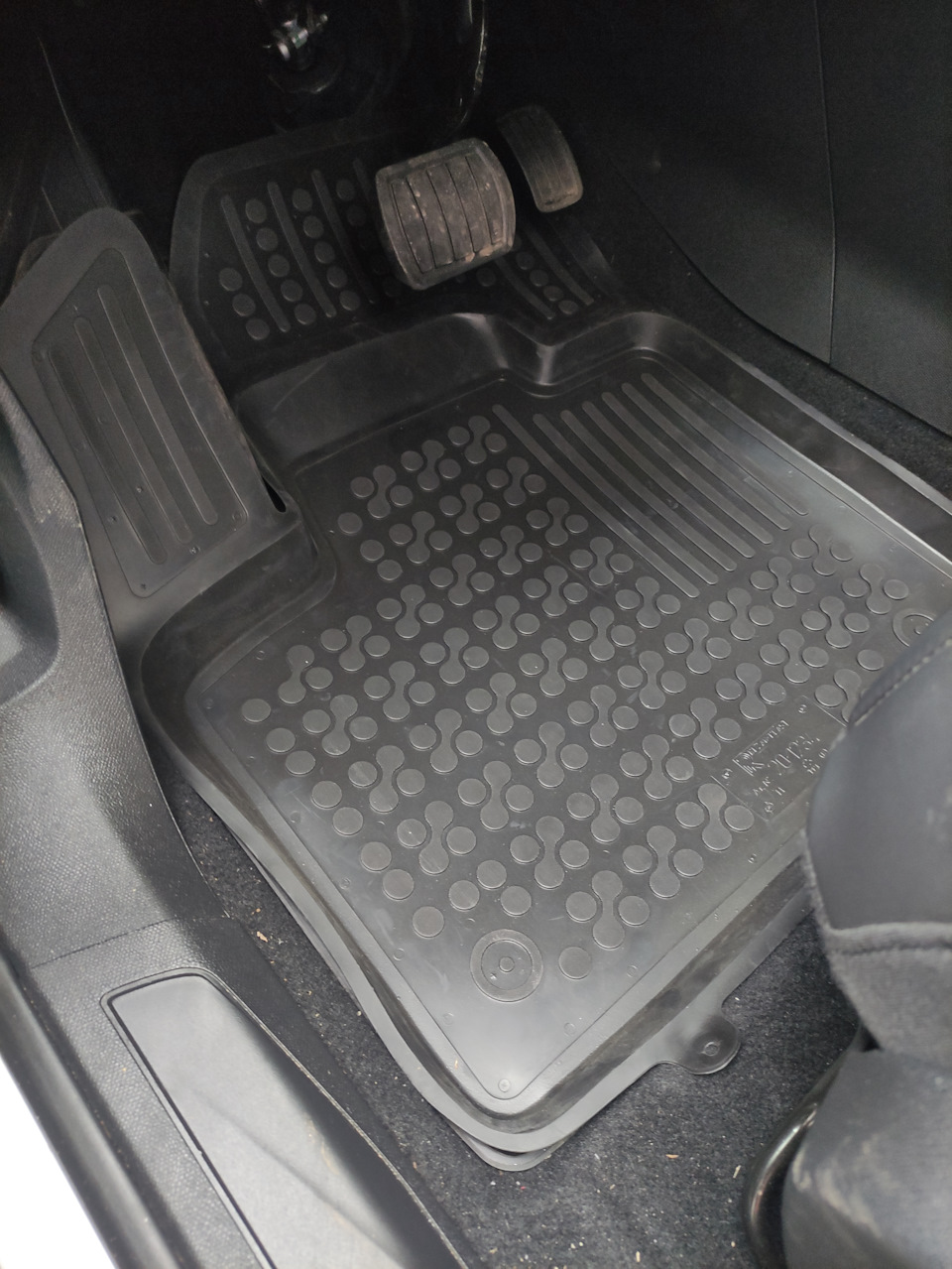 Водительский зону под педалью газа закрывает дальше, чем Norplast, а вот зона под левой ногой защищена чуть хуже, но в целом сносно (на фото Rezaw-plast лежит поверх Norplast для сравнения). — Citroen C5 Aircross