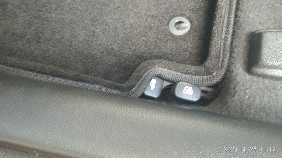 Косяк. Хотя, с другой стороны, меньше грязи туда завалится. — KIA Rio (3G)