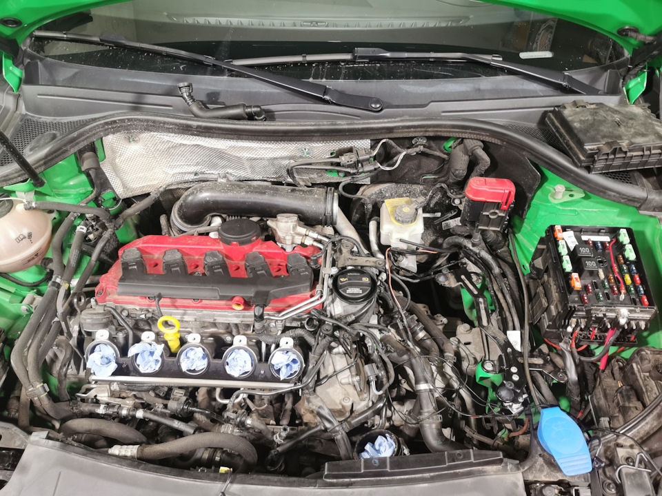 подкапотное разобрано для врезки форсунки и установки трубки на датчик давления в приборе — Audi RS Q3 (1G)