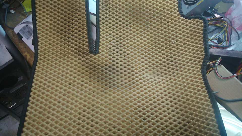 Подпятник на EVA коврик — Renault Logan (2G), 1,6 л, 2015 года ...