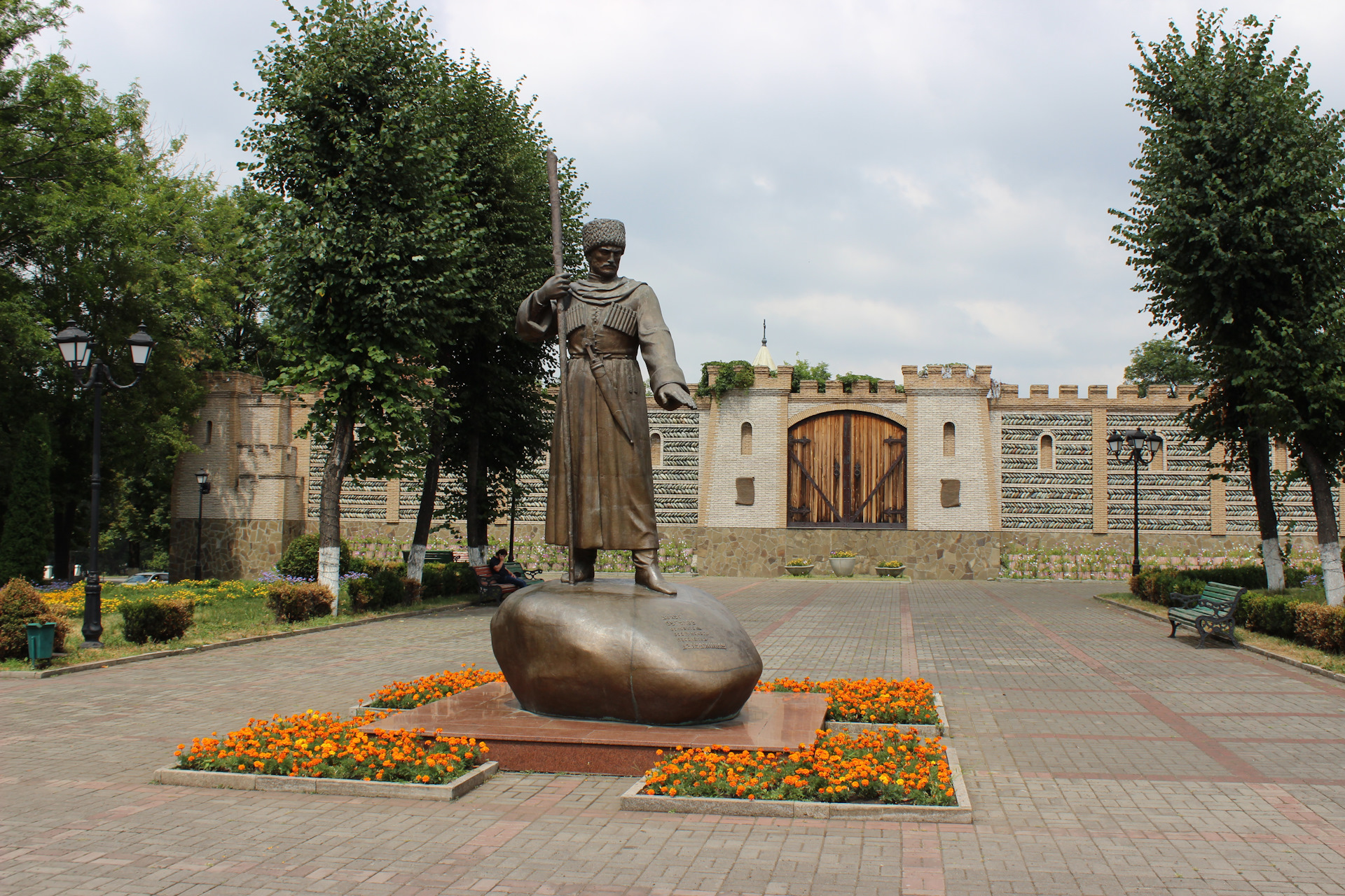 Памятник Дзаугу Бугулову Владикавказ