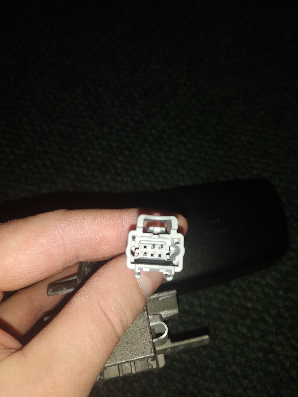 3 провода в фишке зеркале заднего вида. — Renault Scenic III, 2 л, 2011 ...