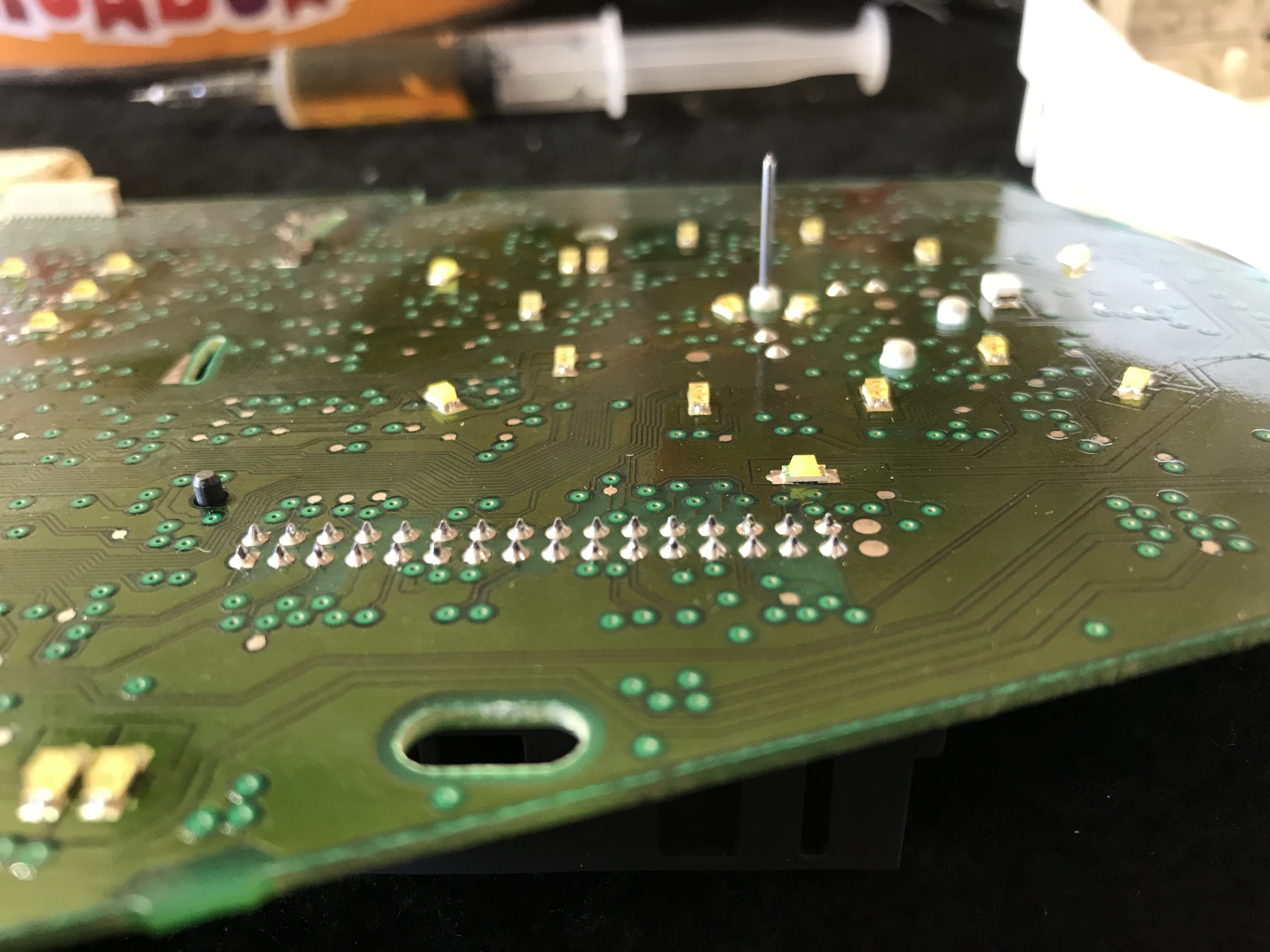 Наклейка на чек двигателя. Почему индикатор горит именно на фазе. При включении моргает зеленый индикатор. Почему на самосвале jac не запускается подогрев. Пежо 308 панель приборов обозначения.