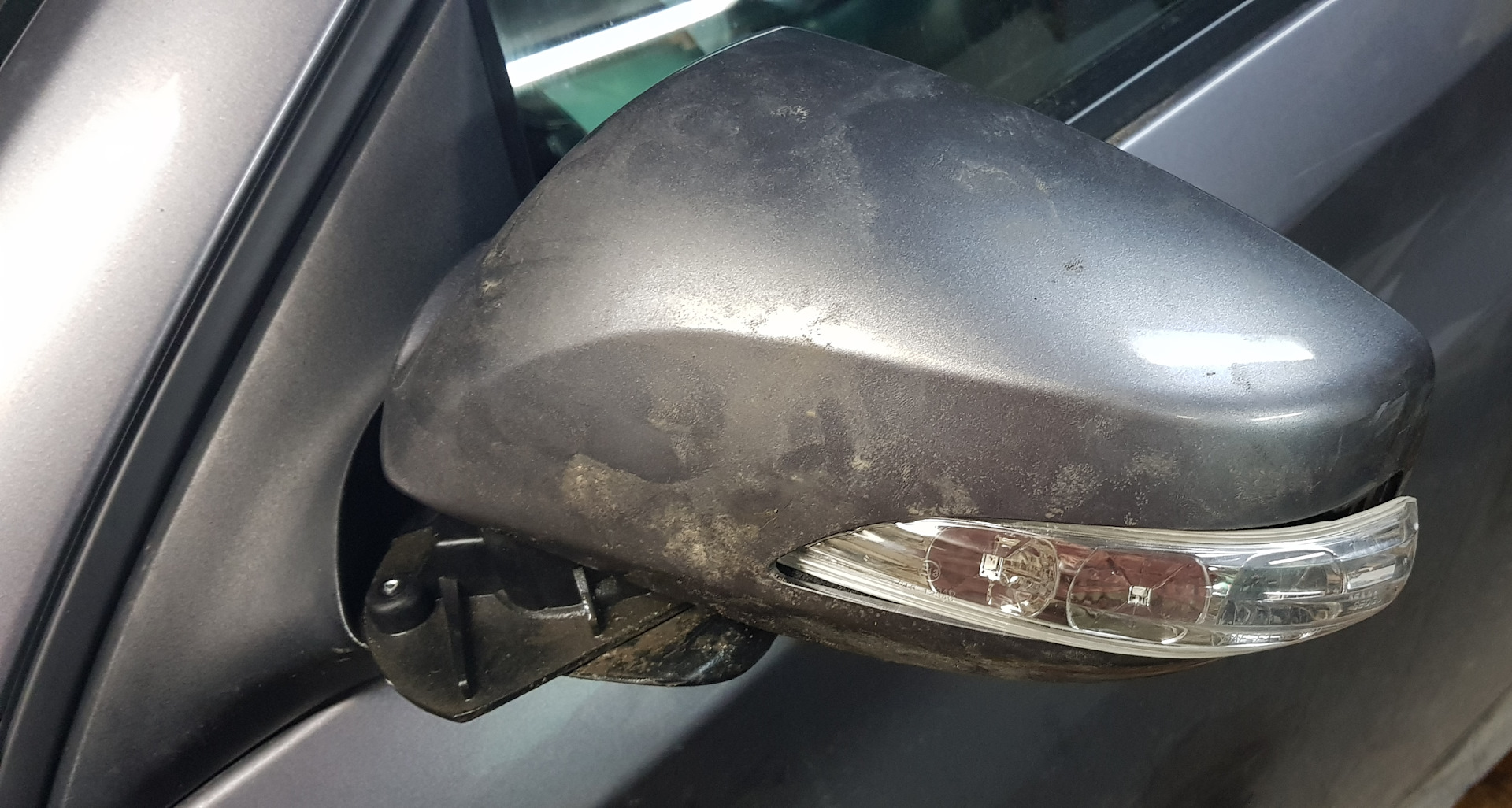 Замена повторителя поворотов в левом зеркале — Hyundai Genesis Coupe, 2 ...