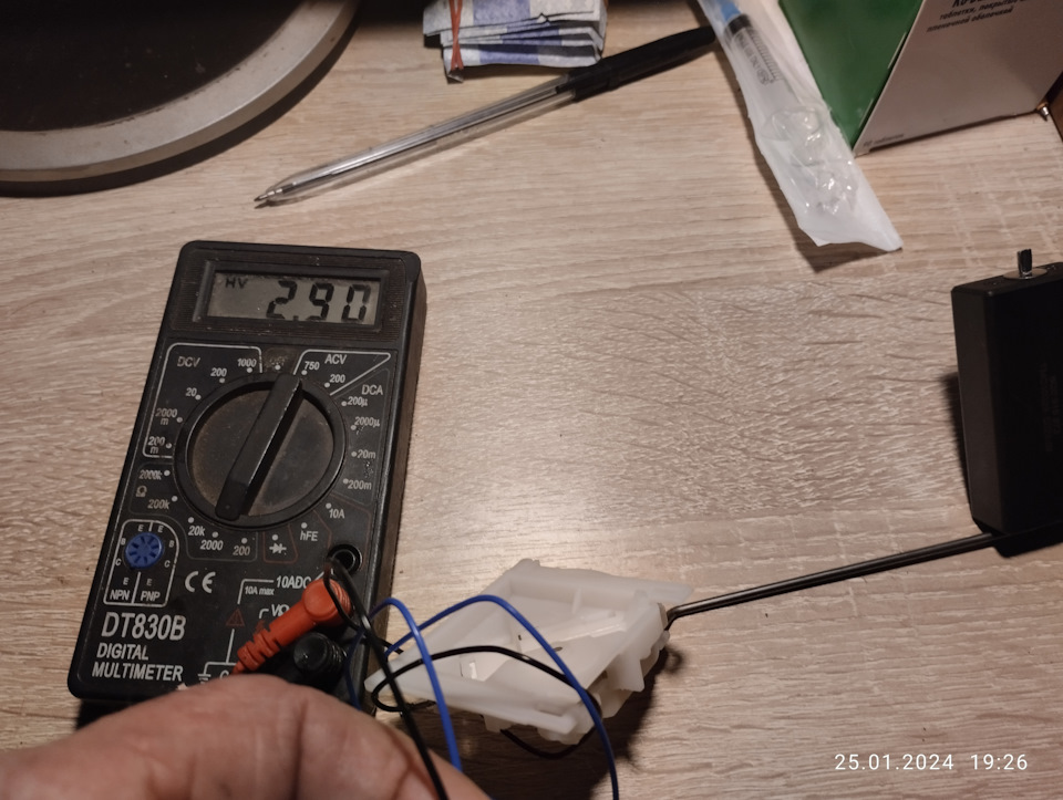 Датчики дефи часы. Дополнительный датчик давления масла defi. Датчик прибора устанавливают. Датчик прибора устанавливают. Сенсор датчика давления масла дефи субару.