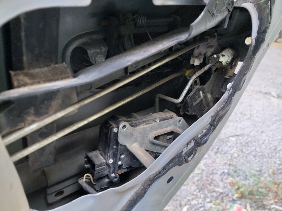 Замена привода замка задней правой двери — Hyundai Accent (2G), 1,5 л ...