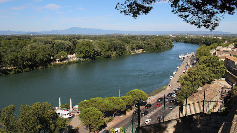 Вид из парка на Рону. Наш дом где-то там, далеко вверх по течению. — Audi A4 (B9)