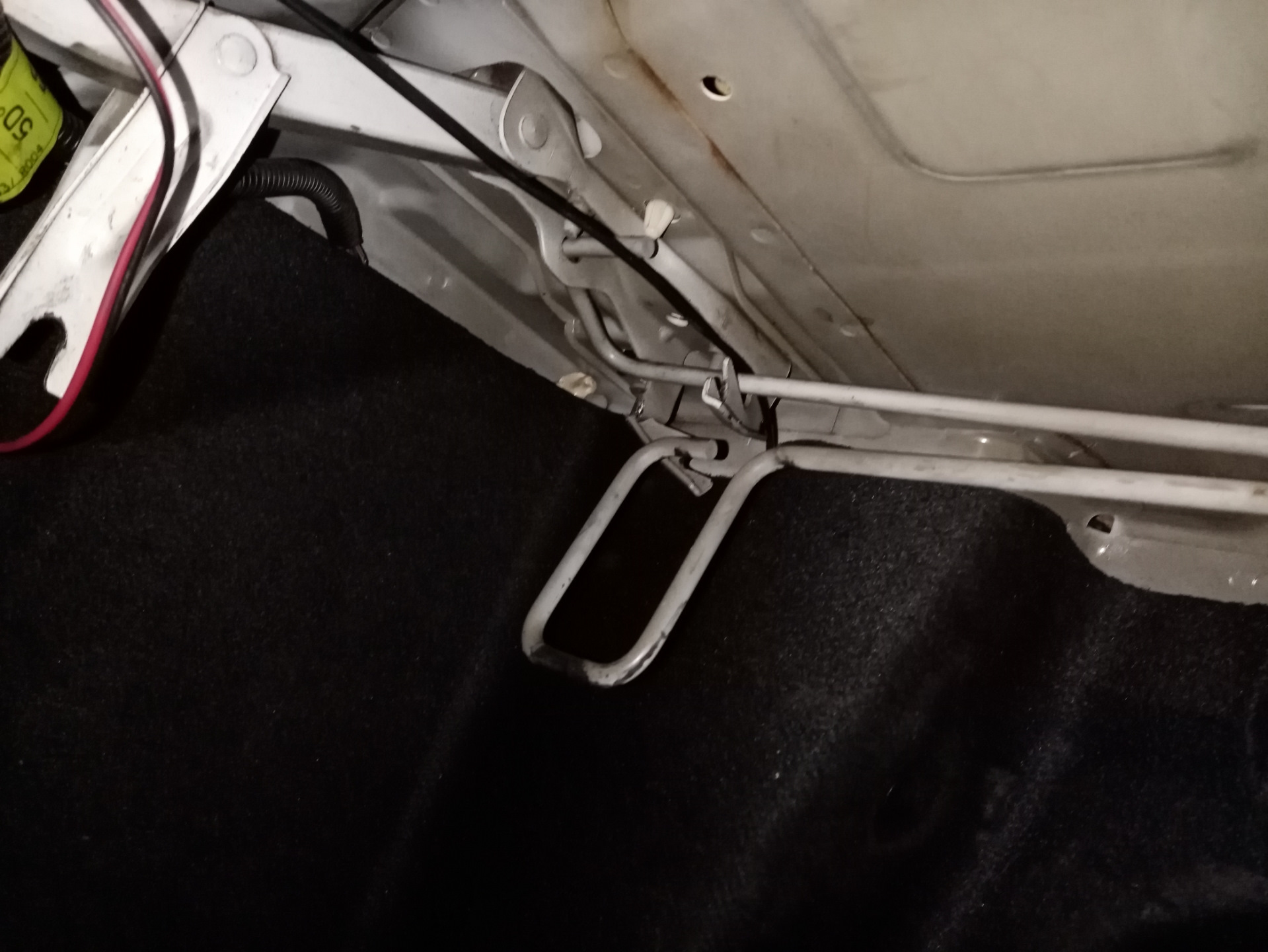 Как открыть багажник шевроле авео. Chevrolet lacetti хэтчбек багажник. Разъем крышки багажника шевроле лачетти универсал. Как открыть багажник шевроле лачетти. Как открыть багажник шевроле лачетти.