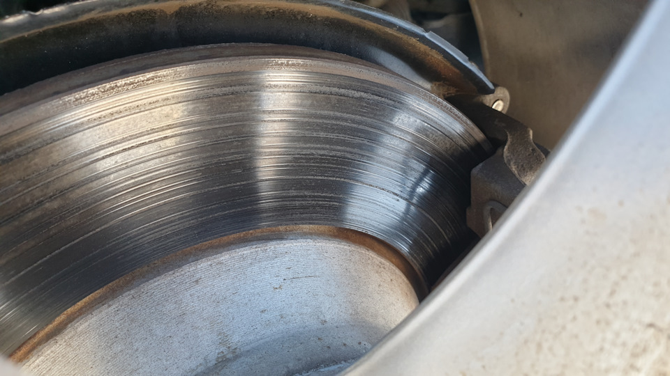 Задние тормозные диски, износ и борозды — Skoda Kodiaq, 2 л, 2020 года ...