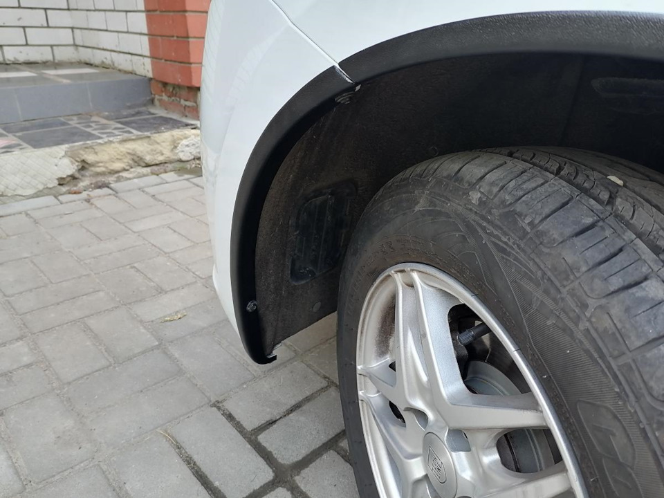 Установка накладок на колесные арки — Lada Гранта (2G) FL, 1,6 л, 2022 ...