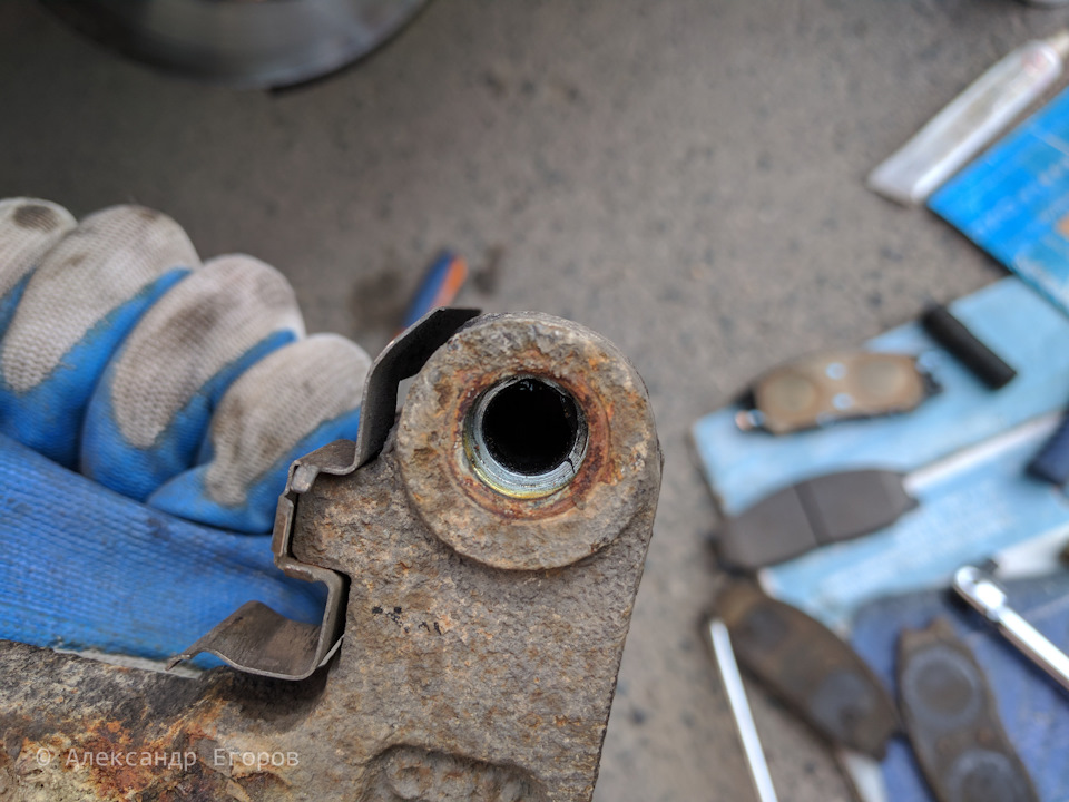 Отверстие для направляющей я чистил с помощью отвертки и ветоши — SsangYong Kyron