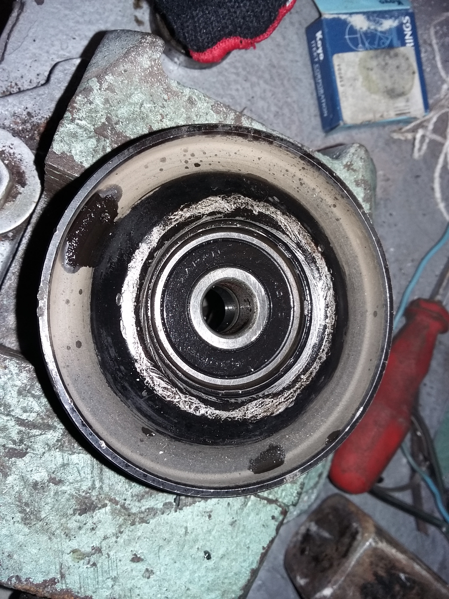 Подшипник генератора пежо 206. Киа рио 3 подшипник натяжителя. Натяжной ролик генератора хонда аккорд 7. Подшипник ролика натяжителя генератора. Подшипник натяжного ролика ниссан теана j31.