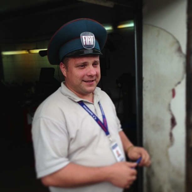 Вот такой мастер-цеха все разрулит! Слышали бы вы как он командует ...