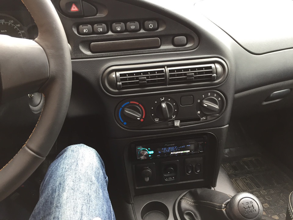 Автомагнитола на ниву шеви. 901e8ads 960. Автомагнитола на ниву шеви фото. Автомагнитола на ниву шеви-901e8ads 960. картинка Автомагнитола на ниву шеви. картинка 901e8ads 960. Всех приветствую!В наши дни, ни один автомобиль не обходится без аудиосистемы. К сожалению, в Шевроле Нива штатная аудиосистема (если она предусмотрена комплектацией), ну, скажем, не особо хороша ;)Так я был очень огорчен качеством воспроизведения с первых минут после первого включения магнитолы. Было полное ощущение, будто я не музыку слушаю, а по телефону по громкой связи с кем-то разговариваю.К этой проблеме нужно подходить, само собой, комплексно, но, как говориться, "Мы полагаем, а оклад располагает". Так что, я решил начать с самого главного: с головного устройства. Выбор мой пал на Pioneer mvh x580bt. Сам мафон я нашёл на авито, но это был витринный образец и продавался со скидкой. Приехал на точку забирать мафон, и мне говорят, что он не комплектный, мол нет шахты, в которой крепится магнитола и, благодаря которой, она не летает по всему салону. Тут же меня успокаивают, и говорят что что-нибудь подберут мне взамен. В итоге, я все забрал и уехал.