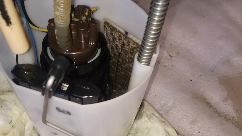 Профилактика сетки бензонасоса_1К0_замена_топливного_фильтра — Skoda ...