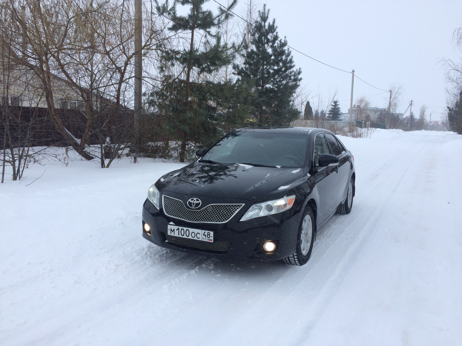 Камри зимой. Тойота Камри 40 зимой. Toyota Camry 40 черная зимой. Камри 40 черная зимой. Camry 40 черный зима.