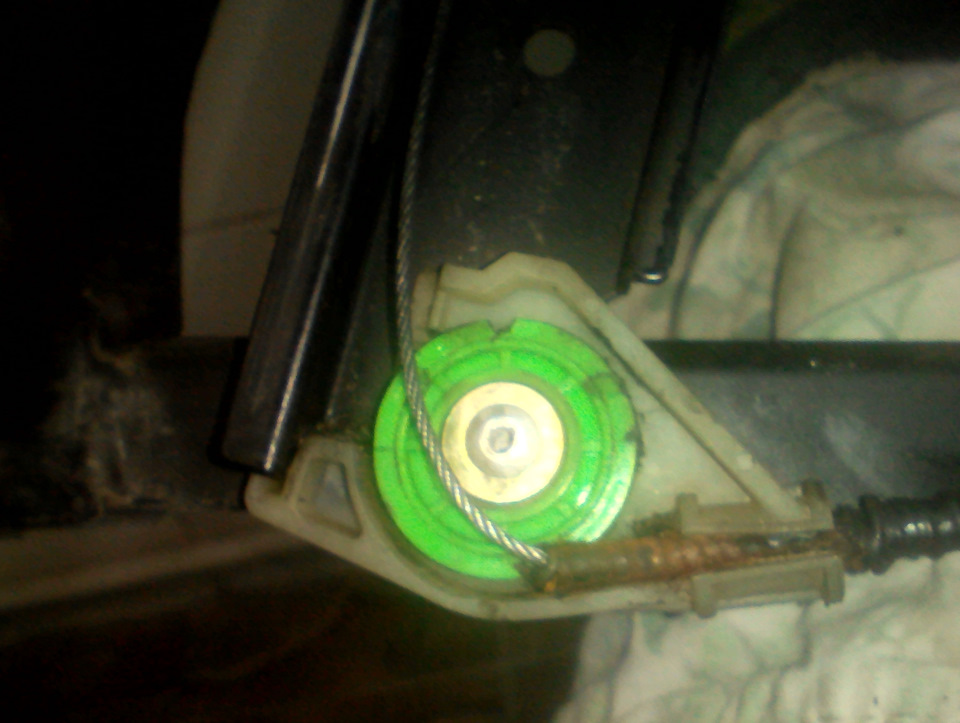 Ремонт стеклоподъемника, замена троса. — Audi A6 Avant (C5), 2,5 л ...