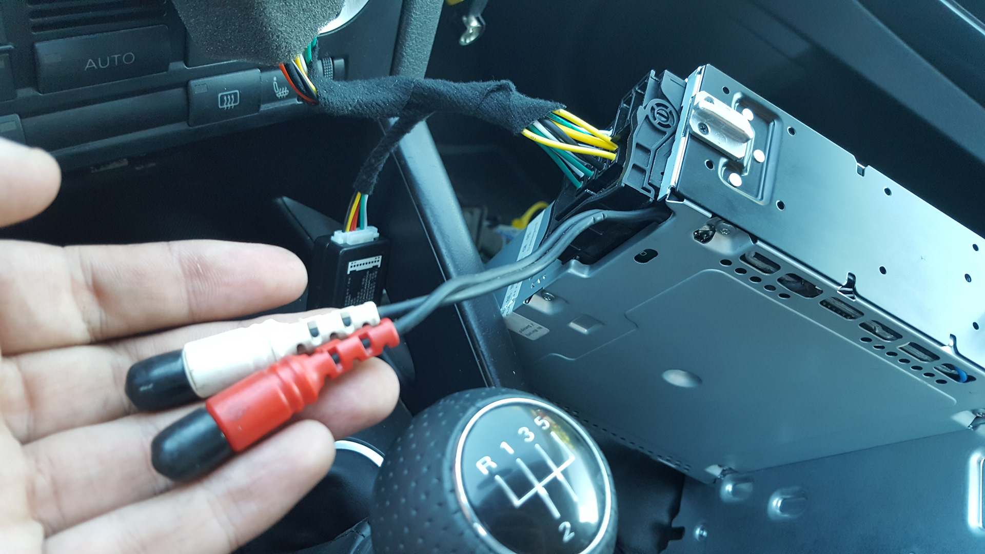 Почему заикается магнитола. Разъём магнитолы Volkswagen Tiguan 2014 года. Поло седан 2011 штатный штекер антенны. Разъем под RCD 320. Разъем магнитолы Тигуан 2011.