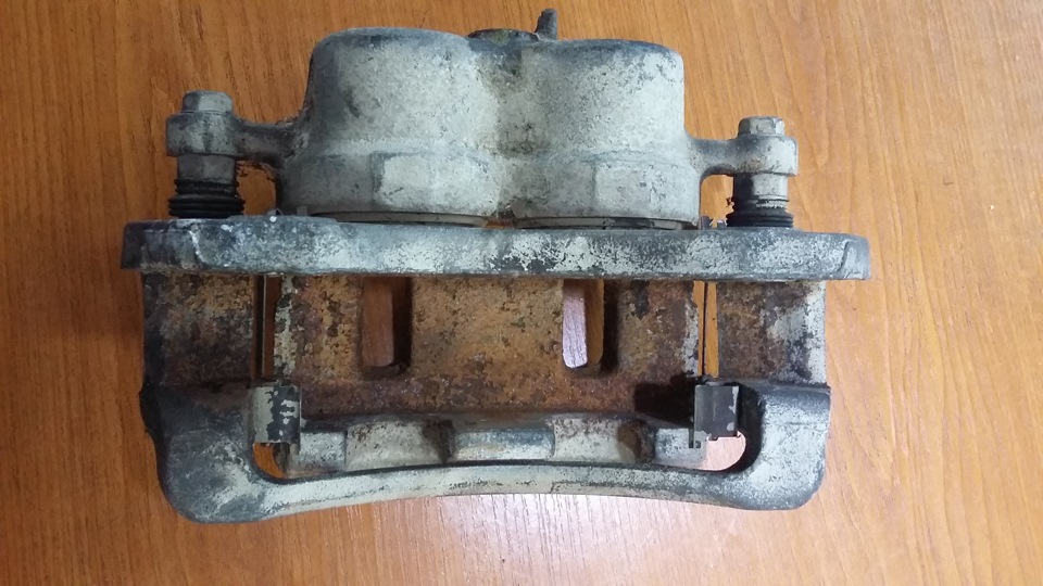 Суппорт хендай туссан. Задний суппорт туксон 2007. Суппорт туксон. Скобы на передний суппорт на hyundai tucson 2008 года. Суппорт туксон.