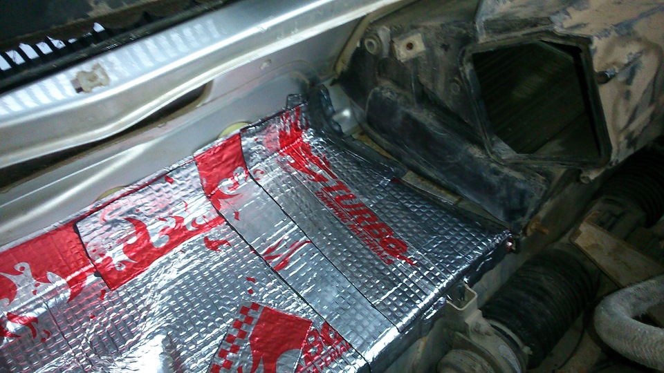 Вода в салоне автомобиля под ковриком пассажира спереди. Смотреть фото Вода в салоне автомобиля под ковриком пассажира спереди. Смотреть картинку Вода в салоне автомобиля под ковриком пассажира спереди. Картинка про Вода в салоне автомобиля под ковриком пассажира спереди. Фото Вода в салоне автомобиля под ковриком пассажира спереди