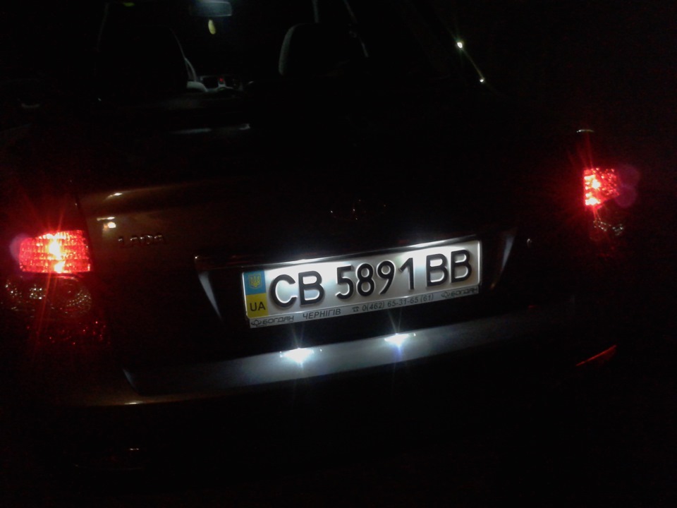 Подсветка номера. — Lada Приора седан, 1,6 л, 2013 года | тюнинг | DRIVE2