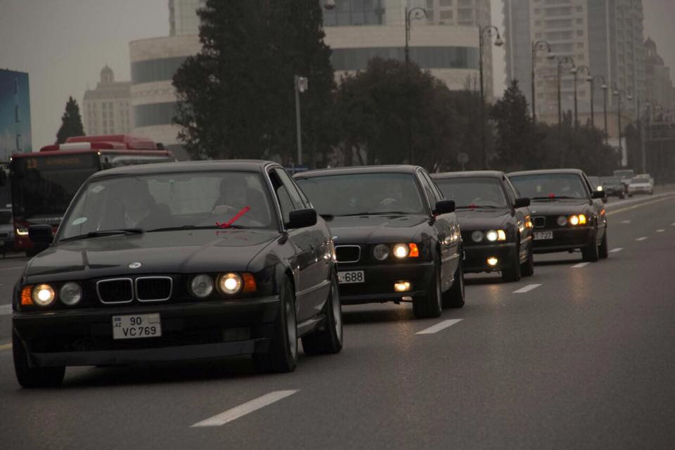 Видео фото 32. Кортеж BMW e34. БМВ е34 Бандитский Петербург. Мерседес е34. Кортеж БМВ м5.