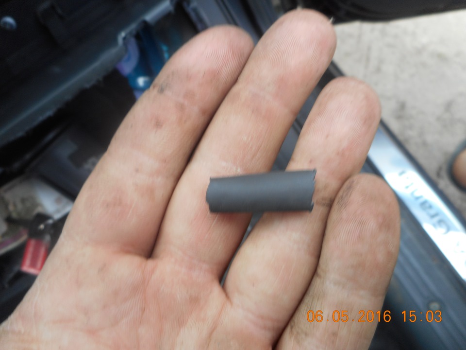 Вырезал с термоусадки чтоб расклинить воздуховод — Lada Granta