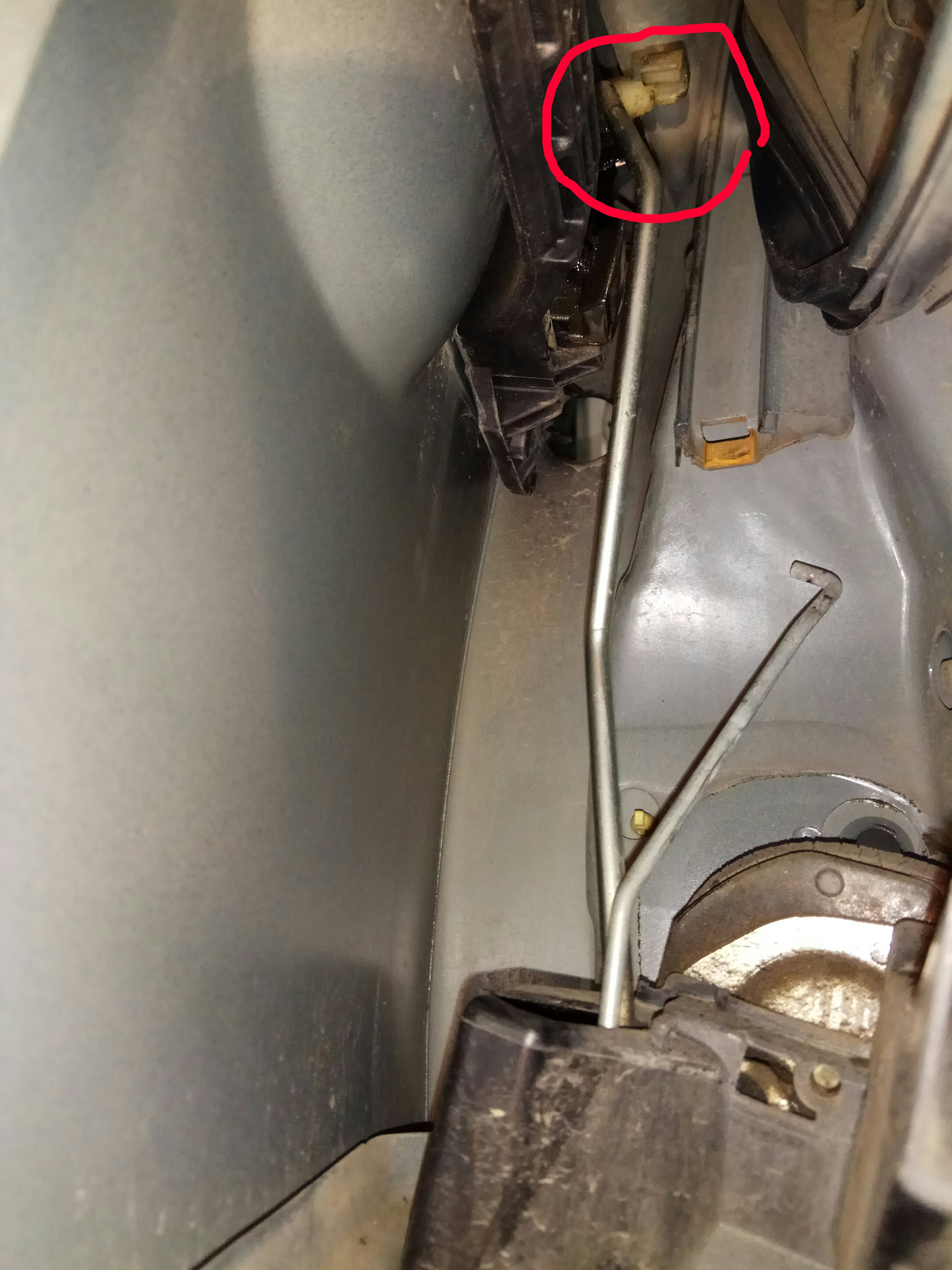Как снять дверную ручку тойота Замена замка водительской двери. - Toyota Mark II (110), 2 л, 2004 года своими р