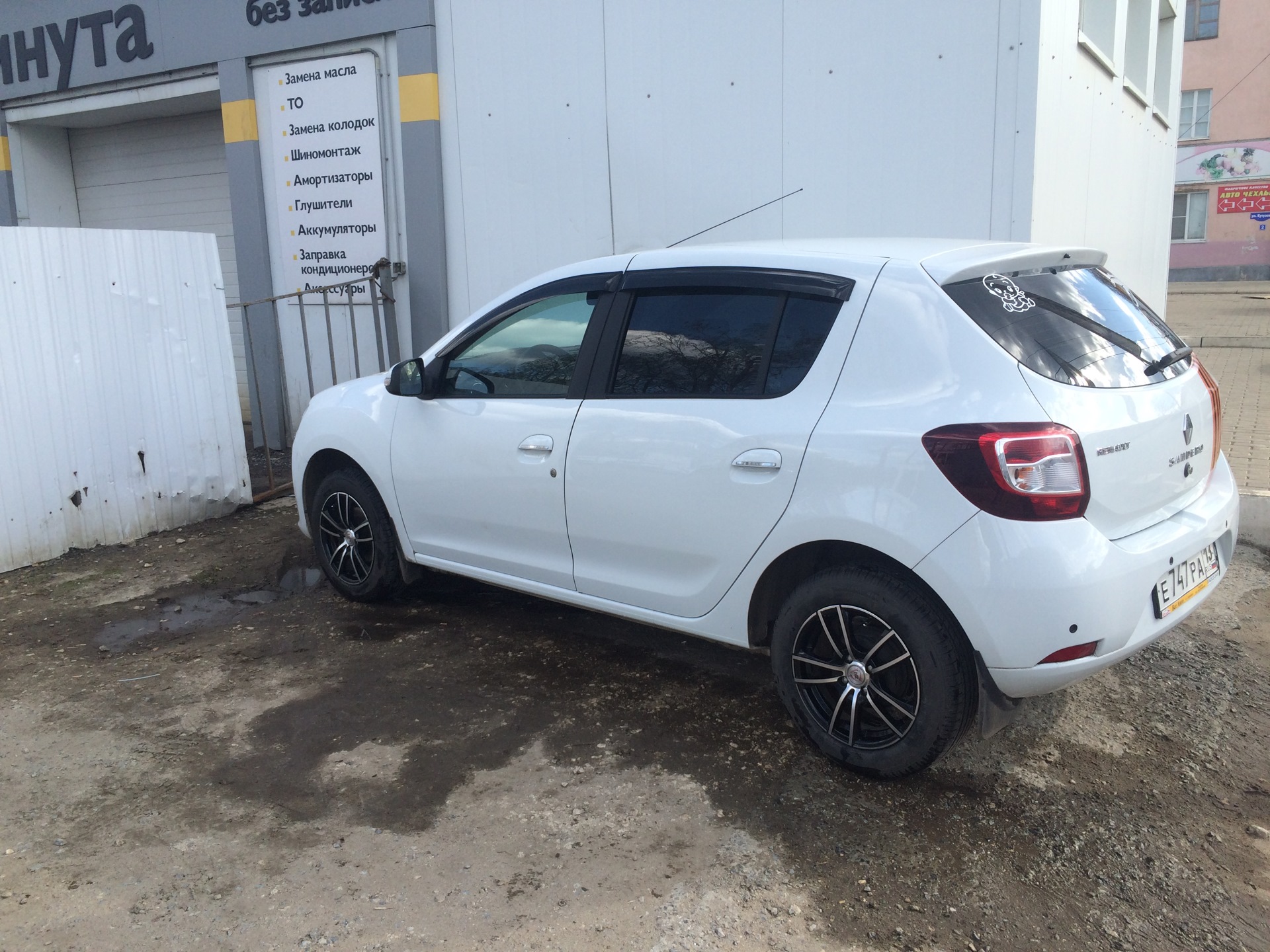 Диски на рено сандеро. Диски Рено Сандеро 2. Диски на Рено Сандеро р15. Renault Sandero белый на дисках r16. Renault Sandero белые диски.