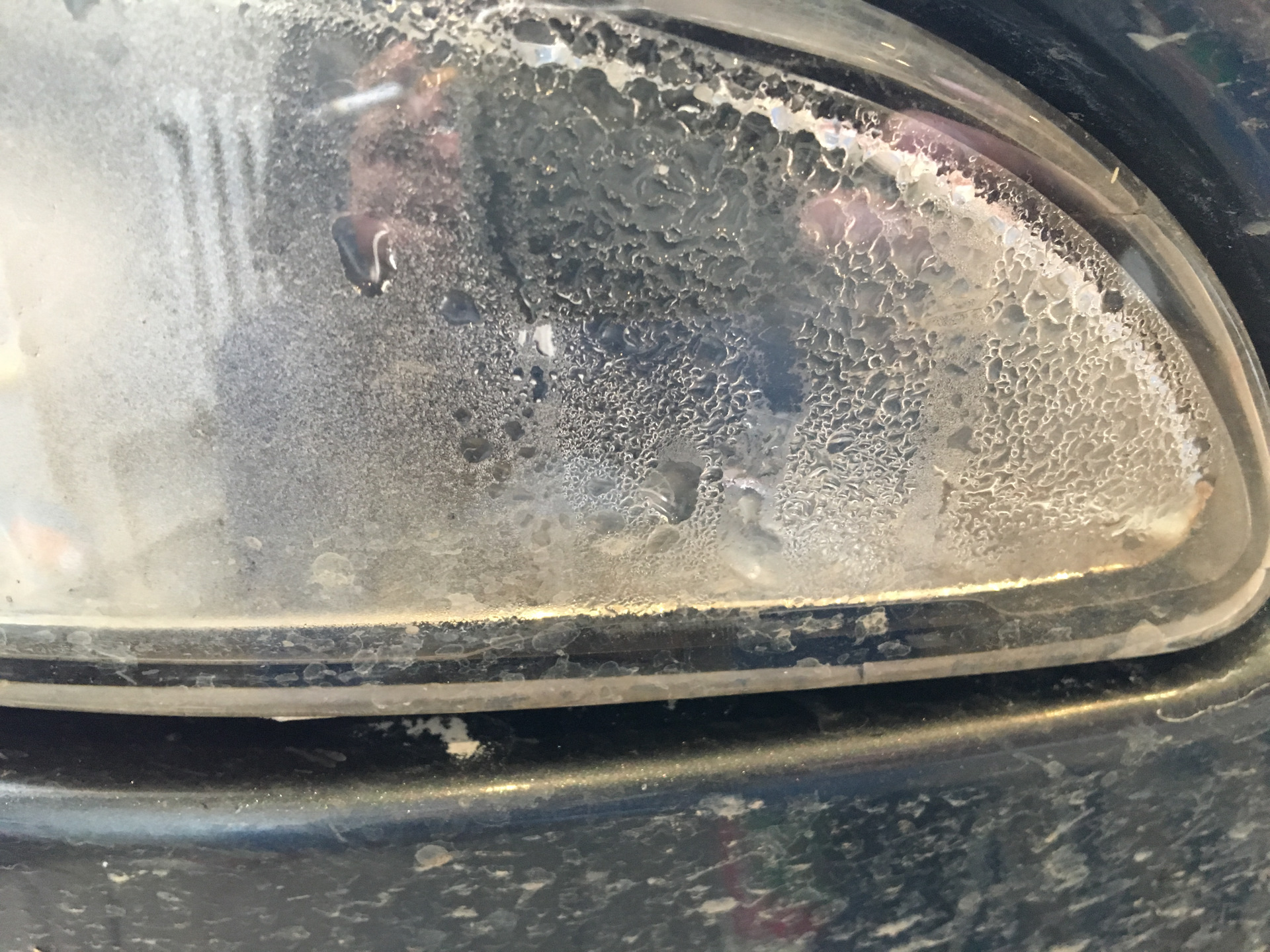 Запотела лед птф. Запотевание лобового стекла. Запотевание фар. Запотевать форум. Запотевание фар.