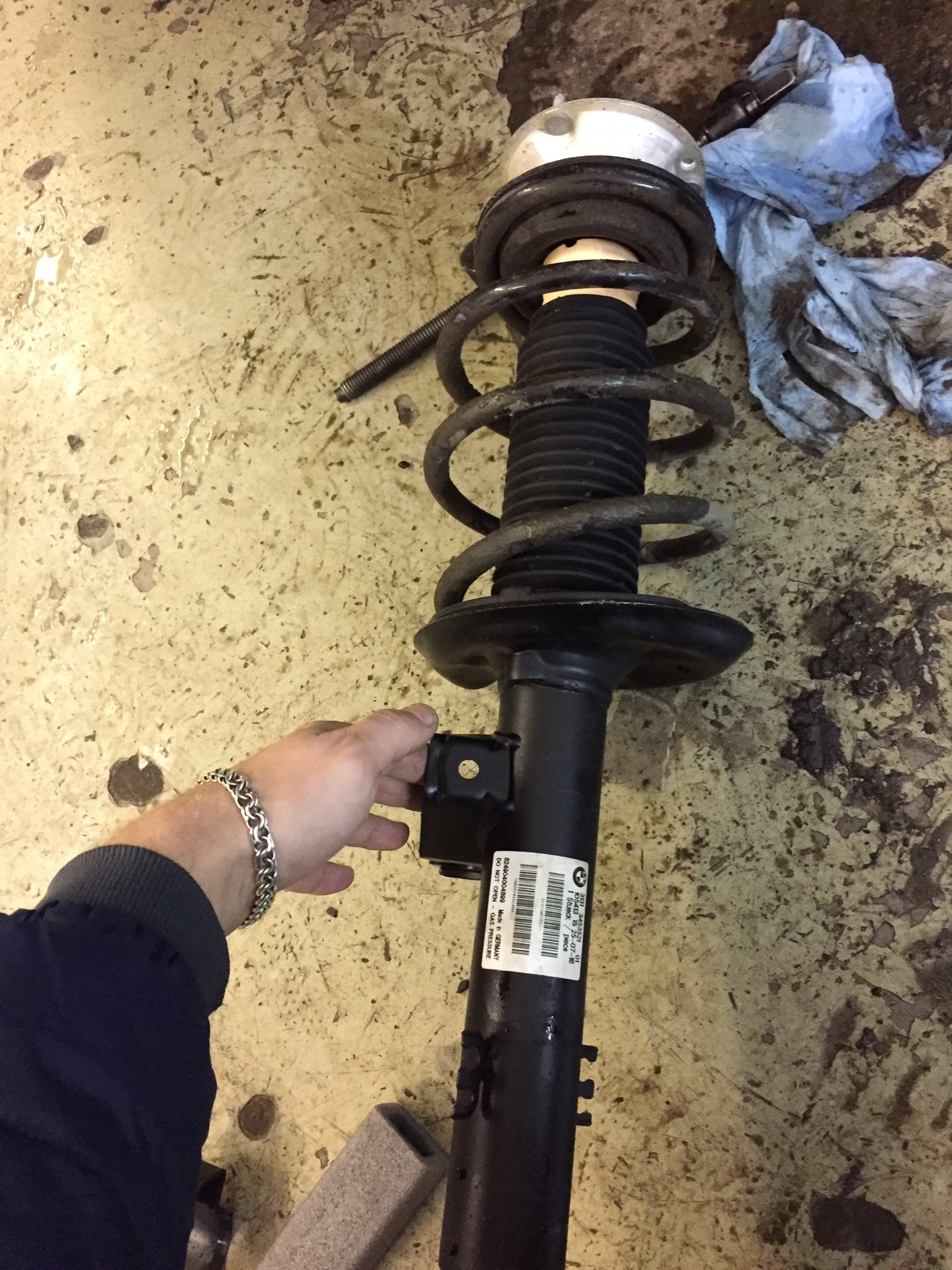 стойки амортизатора bmw e46. амортизаторы бмв е87 передние. пыльник передних амортизаторов бмв ф13. амортизатор передний бмв е39. замена переднего амортизатора бмв е60.