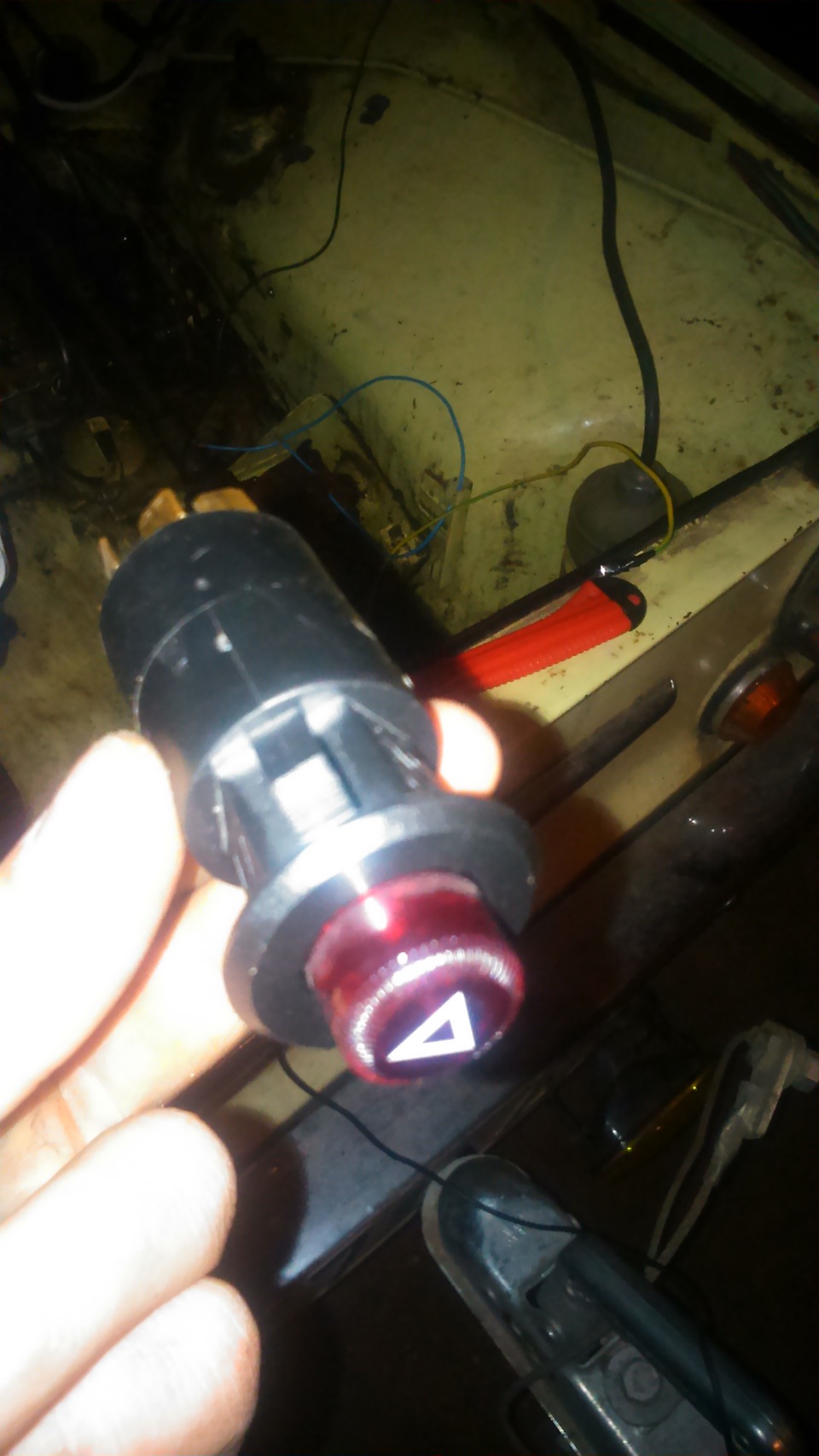 люди подскажите как подключить аварийку я уже все облазил — DRIVE2