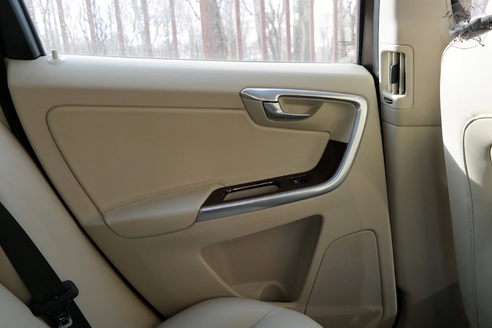 Верхний воздуховод для задних пассажиров расположен грамотно — и на стекло можно направить — Volvo XC60 (1G)