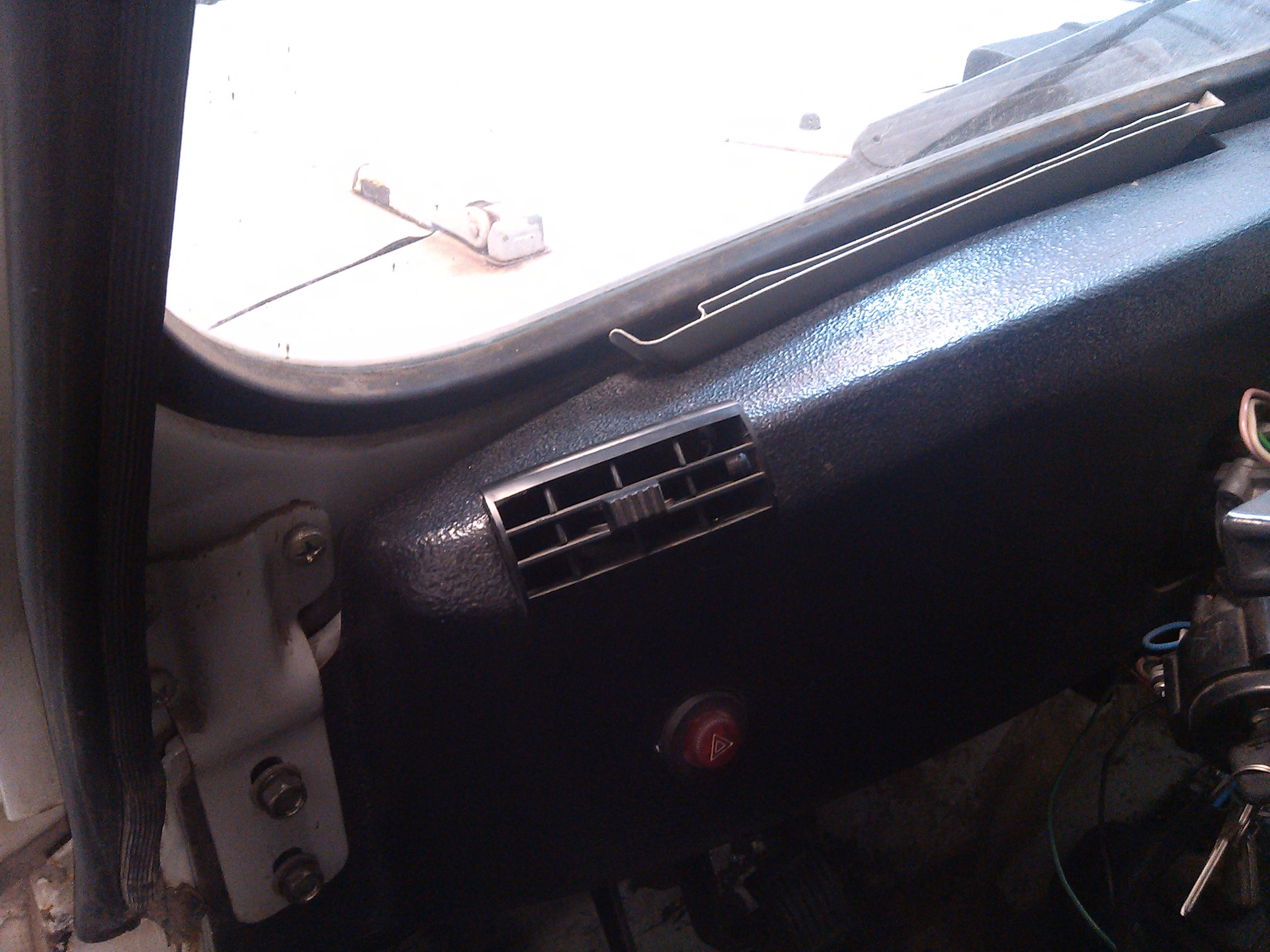 Обдув лобового уаз. Воздуховод уаз 469. Установка дефлекторов обдува лобового стекла уаз буханка. Обдув боковых стекол уаз хантер. Уаз 469 торпеда обдув стекла.