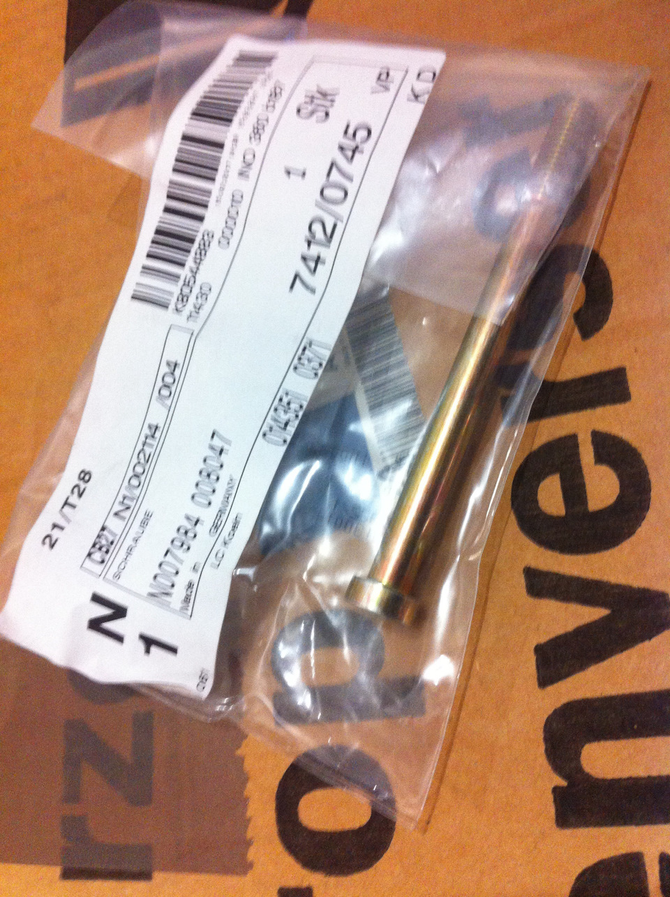 Второй по длине болт корпуса маслянного фильтра — Mercedes-Benz 190 (W201). Запчасти на фото: N007984008047