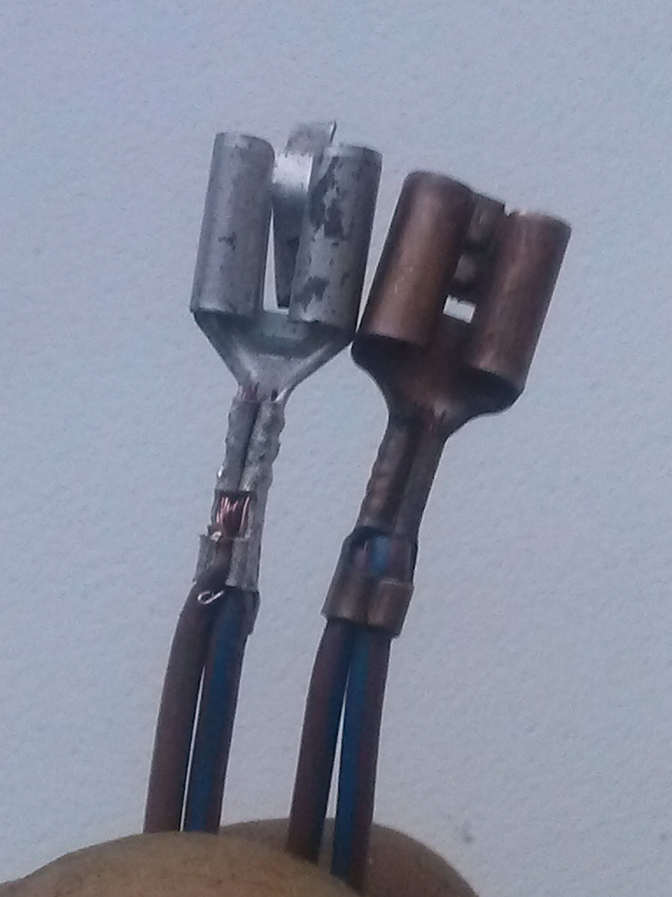 Вот слева обжатая клейма, справа заводская. — Audi 100 (C3)