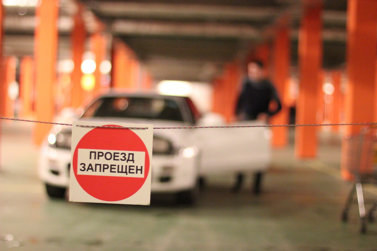 Автомобиль проезд. Проезд для машины. Закрыть проезд для машин. Закрыли проезд. Ограничение проезда автомобилям камнями.