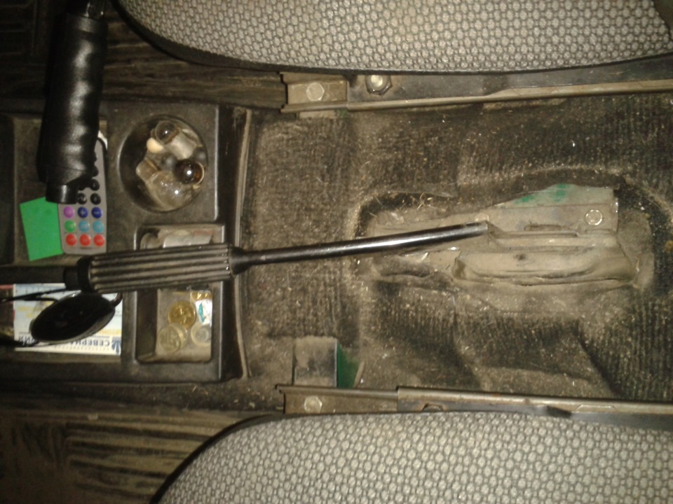 Замена помпы и рычага ручного тормоза — Lada 2106, 1,6 л, 2005 года ...