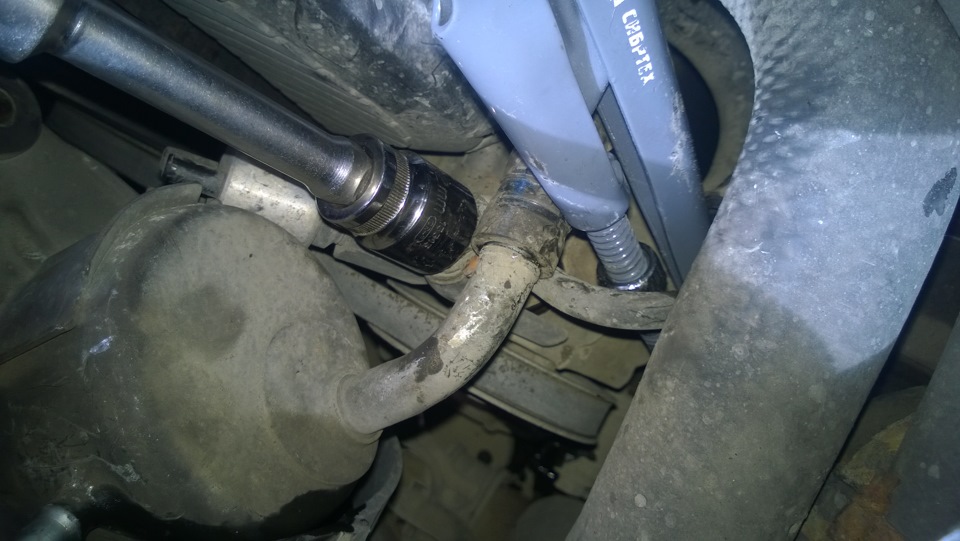 потек шланг гидроусилителя руля — Toyota HiAce (H100), 2,8 л, 1998 года ...