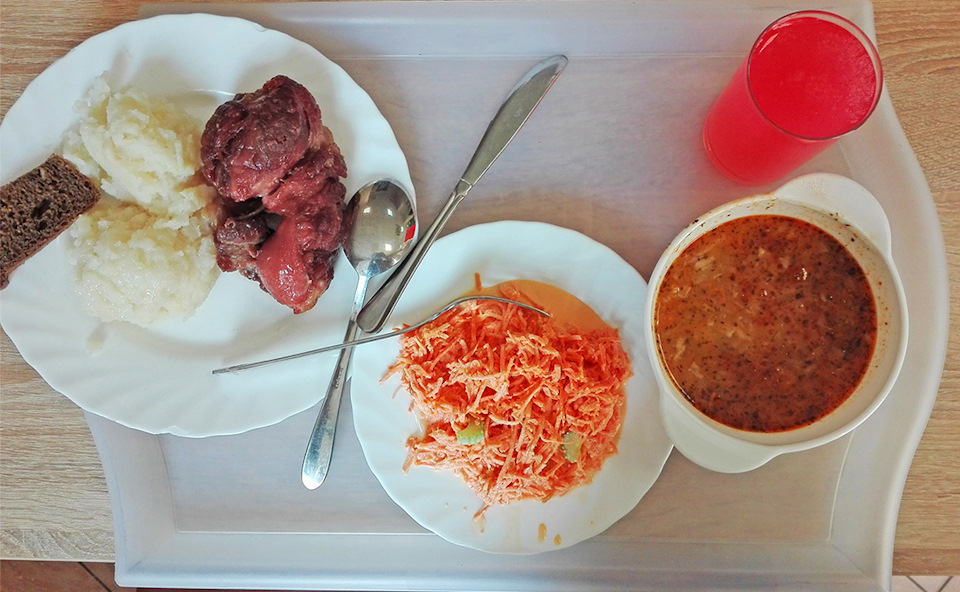 Обед в столовой. — ИЖ Москвич 412