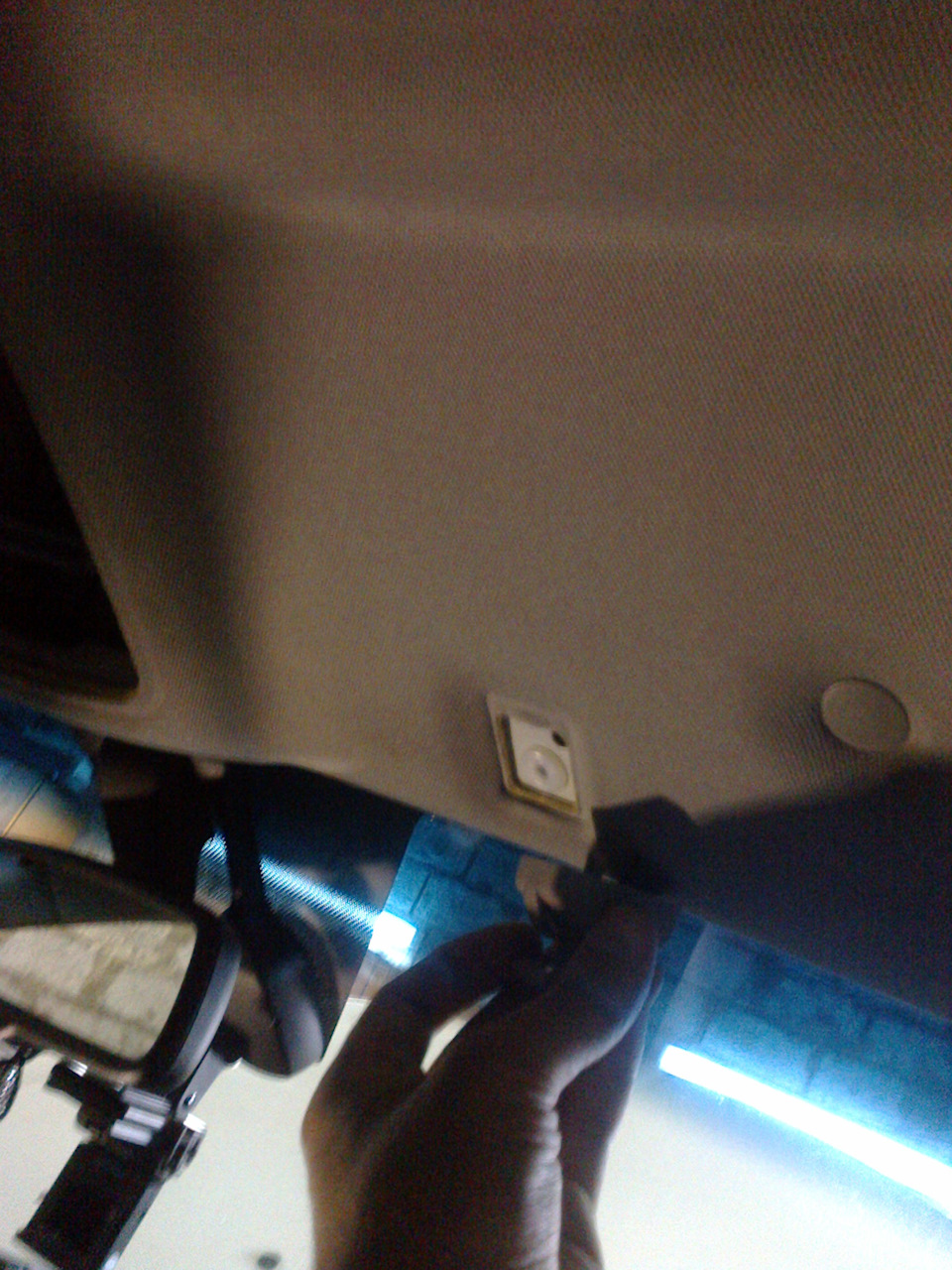 Держится на одном шурупе, крест. — SsangYong Kyron