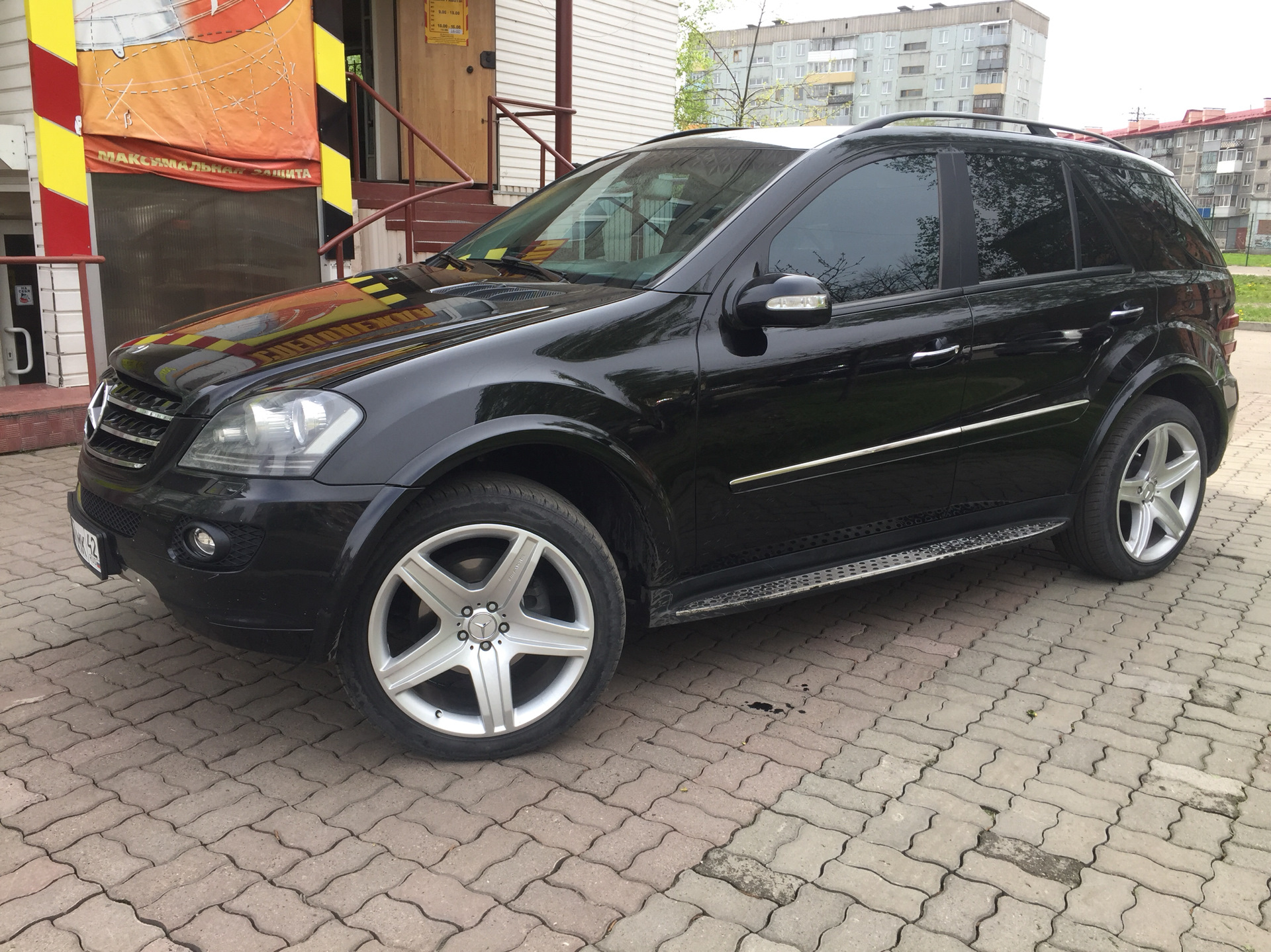Na ml. Mercedes w164 r20. Mercedes ml 164 на r22 колесах. Мерседес мл r21. Mercedes ml 164 r22 диски.