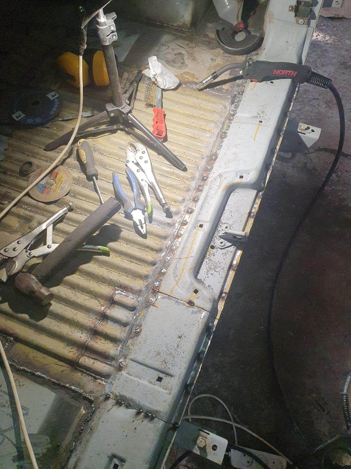 Сварка пола автомобиля. Сварка днища ваз 2114. Пол уаз 469 сварка. Сварка нивы 21213. Переварка кузова уаз 469.