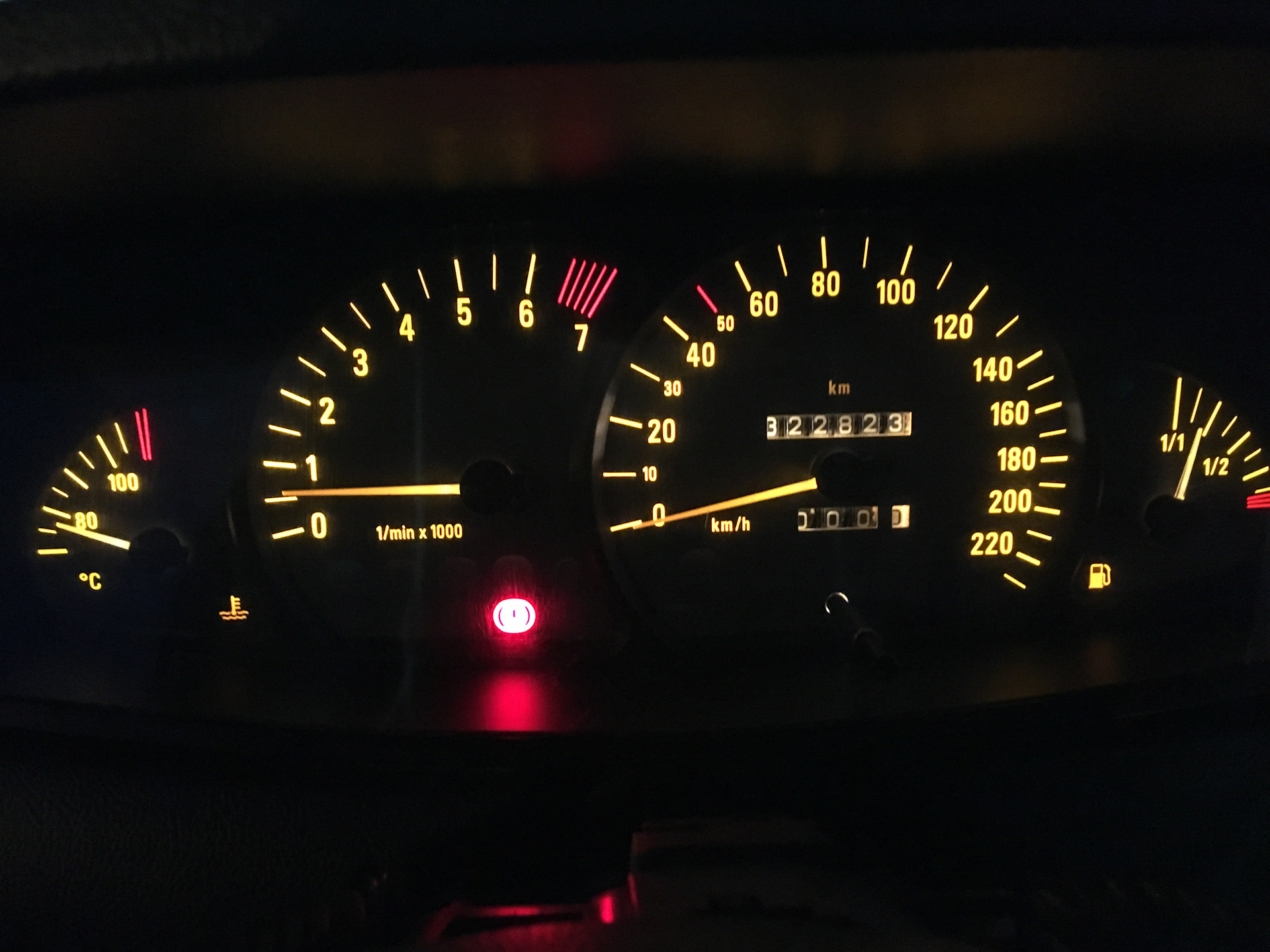 Приборная панель омега б. Opel Omega b подсветка панели приборов. Приборная панель Опель Омега. Лампочка сигареты на панели Opel Omega b.