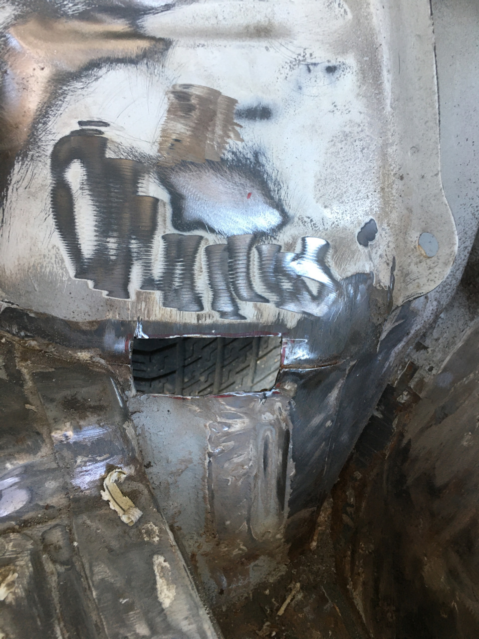 В заднем правом подкрылке обнаружился небольшой очаг ржавчины. — Toyota Crown (S120)